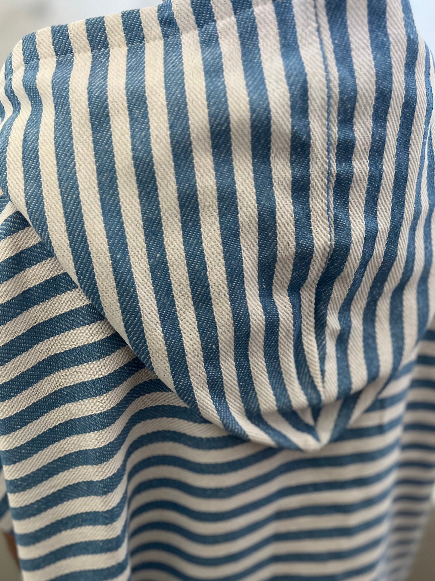 Mini Kinderponcho – Meeresblau & Naturweiß