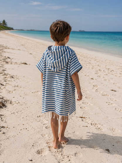 Mini Kinderponcho – Meeresblau & Naturweiß