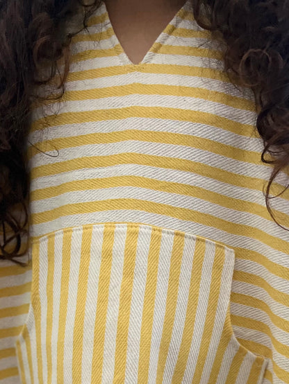 Mini Kinderponcho – Sonnengelb & Naturweiß