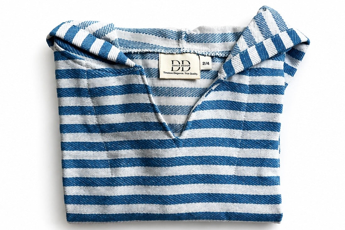 Mini Kinderponcho – Meeresblau & Naturweiß