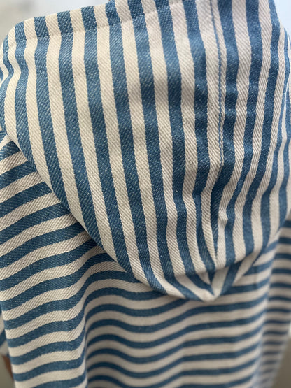 Mini Kinderponcho – Meeresblau & Naturweiß